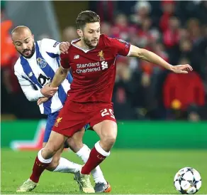  ?? DAVE THOMPSON/AP ?? MENUJU LEVEL TERBAIK: Adam Lallana berebut bola dengan gelandang FC Porto Andre Andre di Anfield kemarin. Lallana masih berambisi membela Inggris di Piala Dunia 2018.