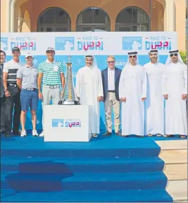  ?? FOTO: GETTY ?? Gran Final Stenson, McIlroy y Rafa Cabrera, junto al trofeo y los jeques en Dubai