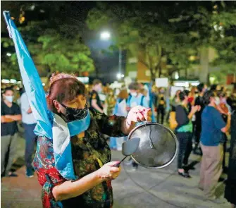  ?? REUTERS ?? Cacerolazo contra las restriccio­nes impuestas en Buenos Aires