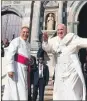  ??  ?? El papa Francisco al llegar a la Catedral Primada Basílica Santa María la Antigua en Ciudad de Panamá. A la izquierda, jóvenes esperan para una Vigilia, anoche, en el Campo San Juan Pablo II