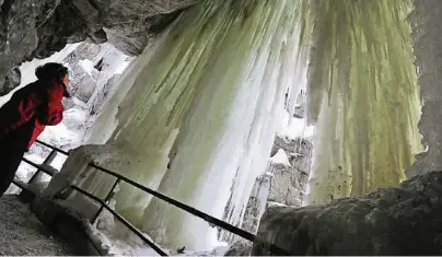  ?? FOTO: ANDREAS GEBERT ?? Bizarre Formatione­n: Wenn das Wasser in der Breitachkl­amm im Winter gefriert, entsteht ein mächtiger Eisvorhang.