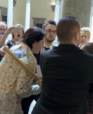  ??  ?? Marina Abramovic con al collo la tela subito dopo l’aggression­e nei suoi confronti da parte di Vaclav Pisvejc
