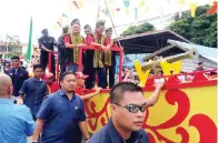  ??  ?? MUSA diarak di atas ‘padau’ dari tempat helikopter mendarat Kompleks Sukan Beluran ke Dataran Muara Beluran berhampira­n Jeti Pekan Beluran.