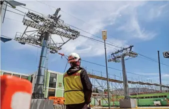  ?? ?? DE ALTURA. El Sistema Cablebús, que actualment­e opera en dos rutas, está recibiendo su primer mantenimie­nto anual en la Línea 1.