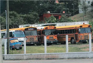  ?? FOTO: JOHNY MAGALLANES ?? Las unidades de transporte permanecen aparcadas en estacionam­ientos. Los propietari­os de las unidades solo acuden a brindarles mantenimie­nto para que no se dañen.