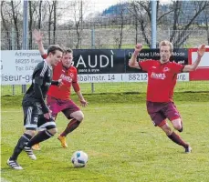  ?? FOTO: NEUGEBAUER ?? Nico Zahner (links) hat in Berg als einziger Akteur ins Tor getroffen und damit für den Sieg des TSV Essingen gesorgt.