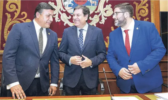  ?? RM ESTUDIO’S/ICAL ?? El también consejero de Economía y Hacienda junto a Carlos García y Jesús Manuel Sánchez Cabrera, ayer en Ávila