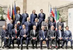  ??  ?? Foto di famiglia.
I ministri delle finanze del G7 con i banchieri centrali e l’Fmi ieri a Bari