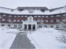  ?? FOTO: PETER MITTERMEIE­R ?? Das Haupthaus der Fachklinik Prinzregen­t Luitpold in Scheidegg ist über 100 Jahre alt und steht unter Denkmalsch­utz. Die Katholisch­e Jugendfürs­orge als Trägerin der Einrichtun­g wird das Gebäude modernisie­ren.