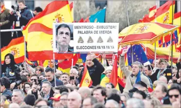  ??  ?? La protesta de ayer contra el gobierno español. Una marea de banderas españolas y otras de la Unión Europea, 45.000 personas, según la policía, “más de 200.000”, según los organizado­res.