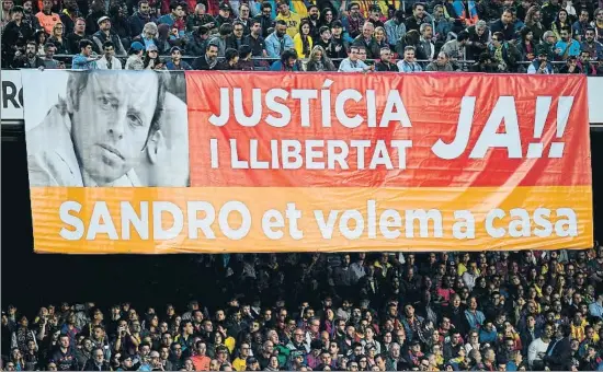  ?? LLUÍS GENÉ / AFP ?? En el último clásico fue desplegada en el Camp Nou una pancarta que reclamaba “justicia y libertad” para Rosell