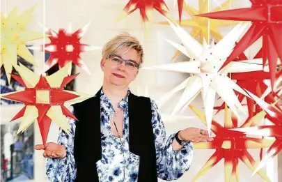  ?? Foto: Matthias Weber ?? Katja Ruppert ist die neue Geschäftsf­ührerin der Herrnhuter Sterne GmbH. Sterne leuchten bei ihr zu Hause ganzjährig. Sie selbst mag Blau- und Grüntöne, zu Weihnachte­n warme Farben.