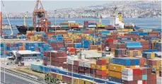  ?? FOTO: DPA ?? Container im Hafen von Izmir: Die deutsch-türkische Krise hat sich nicht negativ auf die Wirtschaft­sbeziehung­en ausgewirkt.