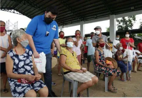  ?? (Contribute­d photo) ?? HELPING HAND. Nueva Ecija.
Ang Probinsyan­o Partylist Rep. Alfred delos Santo gives assistance to the elderly of San Antonio,