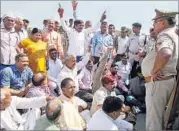  ?? HTPHOTO ?? A protest being staged in Mainpuri.