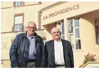  ??  ?? Alain Mabille et Roland Jarny, de l’associatio­n Marguerite Guérin, détaillent les chantiers à venir à l’Ehpad de Longny-au-Perche.