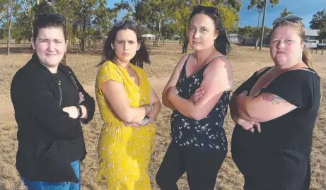  ?? Picture: MATT TAYLOR ?? LAST RESORT: Parents Alyssha Paul, Sam Archer, Haley Bates and Amanda Todd are pulling their kids out of Bohlevale State School due to bullying and are enrolling them in counsellin­g