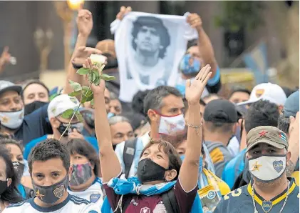  ?? ROLANDO ANDRADE ?? Imágenes que recorren el planeta.
La despedida de Maradona, de aquí al mundo.