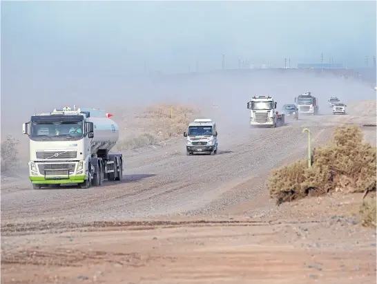  ?? Rodrigo néspolo ?? El tráfico de camiones levanta polvo en las rutas que todavía no están pavimentad­as, cerca de los yacimiento­s
