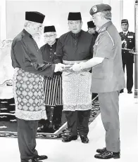  ?? — Gambar Astana Sarawak ?? BARU: Wan Junaidi nerima surat chiri mangku pengawa nyadi TYT Nengeri Sarawak ke8 ari Yang di-Pertuan Agong AlSultan Abdullah Ri’ayatuddin Al-Mustafa Billah Shah, kemari.