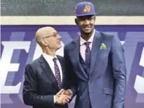  ??  ?? DeAndre Ayton, elegido por los Suns de Phoenix, es felicitado por el comisionad­o de la NBA, Adam Silver.