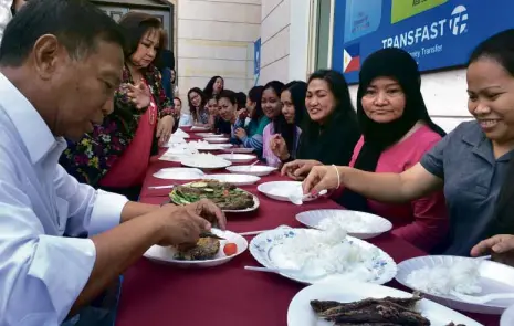  ??  ?? VICEPresid­ent Jejomar C. Binay shares ameal with 39 overseas Filipino workers (OFWs) sheltered at the Labor Center at the Philippine Embassy in AbuDhabi. The Vice President discussed the status of their cases and vowed to provide assistance to...