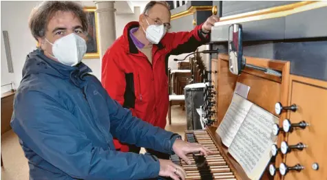  ?? Foto: Regina Langhans ?? Die Jann  Orgel in der Stadtpfarr­kirche in Illertisse­n wird heuer 30. Auf unserem Bild treffen sich Hans Scherrer und Markus Hubert an der Orgel.