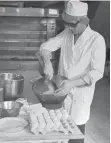  ??  ?? Bevor Heino zum Mikro griff, war er als Bäcker tätig.