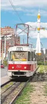  ?? Foto: ČTK, Shuttersto­ck, archiv MAFRA ?? Přátelé Gorbačov za Zemanem loni nedorazil. Foto nahoře je ze setkání v roce 2002. Tramvaje T3 (vlevo) jezdí v mnoha ruských městech.