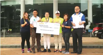  ??  ?? Organising committee chairwoman Jane Boon (second right) presents the mock cheque for RM5,000 to Wan (second left), witnessed by Wee (third left), Foo (third right) and YMM Sarawak chairman Shim Poh Szu (right).