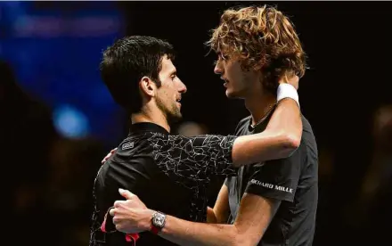  ?? Tony O’Brien/Reuters ?? Novak Djokovic parabeniza Alexander Zverev pela conquista do ATP Finals, em Londres