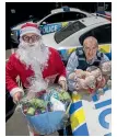  ?? PHOTOS: ANDY JACKSON/STUFF ?? Santa, aka Ray Markham, and Detective Sergeant David Beattie.