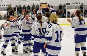  ?? Scott Ericson/Hearst Connecticu­t Media ?? The Darien girls ice hockey team celebrates their FCIAC championsh­ip win over New Canaan at the Darien Ice House on Saturday.