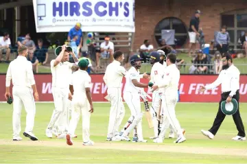  ?? — AFP photo ?? Sri Lanka’s Kusal Mendis (centre) shakes hands with South African players after matching SA’s score to win by 8 wickets on the third day of the second Test cricket match between South Africa and Sri Lanka at St George’s Park Stadium in Port Elizabeth.