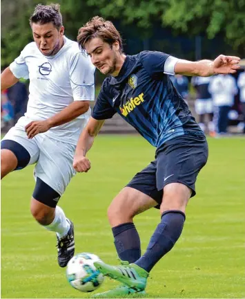  ?? Foto: Horst Hörger ?? Johannes Hilgartner, der Kapitän des FV Senden (rechts), wird in der kommenden Saison für den TSV Neu Ulm spielen – Mit hoher Wahrschein­lichkeit in der Landesliga.