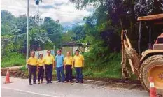  ??  ?? LO ketika meninjau pemasangan lampu di Jalan Landeh, semalam.