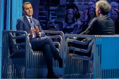  ??  ?? Su La 7 Il candidato premier dei Cinque Stelle Luigi Di Maio, 31 anni, intervista­to da Massimo Giletti, 55 anni, ieri a