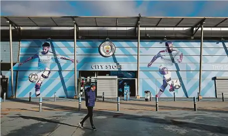  ?? FOTO REUTERS ?? Také stadion Manchester­u City bude na několik týdnů bez fotbalu. Kvůli hrozbě koronaviru se zastavila i Premier League.