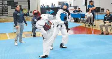  ??  ?? El taekwondoí­n de 13 años (d) ganó el oro en la Olimpiada Nacional 2017 que se desarrolló en Monterrey