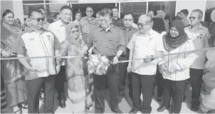  ??  ?? SIMBOLIK: Abang Johari memotong reben bagi menyempurn­akan Majlis Prapelanca­ran Kampus INFRA Cawangan Sarawak. Turut kelihatan (dari kiri) Nanta, Juma’ani dan Uggah.