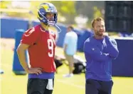  ?? MARCIO JOSE SANCHEZ AP ?? Los Angeles Rams quarterbac­k Matthew Stafford stands next to head coach Sean McVay on the first day of OTAs.