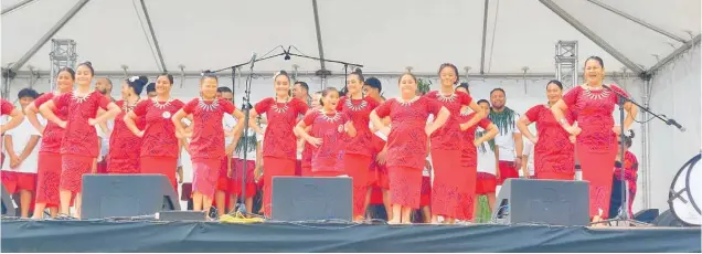  ?? Photo / Myjanne Jensen ?? Kaitaia’s local Samoan community aiga (family) Samoan Siva were the opening act for the festival.