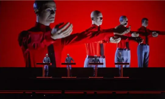  ??  ?? Kraftwerk laat zich op liveconcer­ten tijdens The Robots vervangen door mechanisch aangestuur­de lookalikes.
FOTO RR