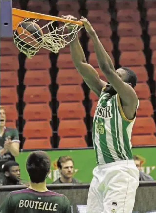  ?? JUAN FLORES ?? Ndoye, machacando el aro del Unicaja