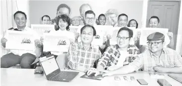  ??  ?? (From front left) Baru, Chong, and Fidzuan jointly launch the manifesto.