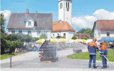  ?? FOTO: SUSI WEBER ?? Mit dem Dorfplatzh­ock der Bürgerwehr hat Niederwang­en ein neues Fest im Jahresabla­uf.