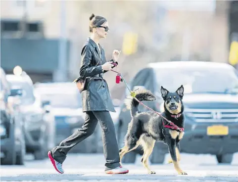  ?? Th	st	w
 tofny / G	tty ?? ‘Streetstyl­e’ Emily Ratajkowsk­i –imagen principal– es embajadora del estilo ‘athleisure’. Le sigue la empresaria Hailey Bieber y la modelo Bella Hadid, ambas iconos de estilo de la generación Z. A la izquierda, imagen de la campaña de Lululemon del pantalón Dance Studio