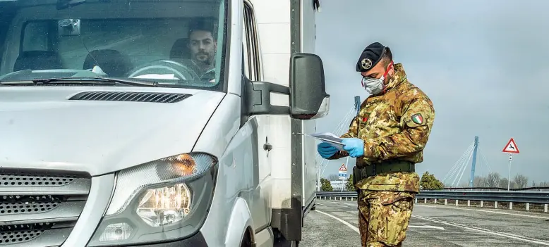  ?? (Ansa) ?? «Zona rossa» Uno dei varchi intorno ai dieci Comuni del Lodigiano isolati da due settimane. Da oggi i check-point potrebbero essere estesi a tutta la Lombardia. Limiti alla circolazio­ne delle persone anche all’interno della regione