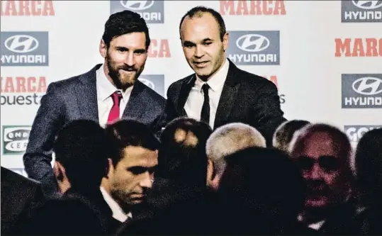  ?? XAVIER CERVERA ?? Leo Messi, que recibió ayer el trofeo Pichichi de la pasada la Liga, junto a Andrés Iniesta, elegido mejor futbolista de la selección