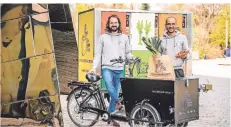  ?? FOTO: ANDREAS ENDERMANN ?? „Die Gute Tüte“aus Düsseldorf von Antonio Hover (l.) und Fawad Jacobi bringt Lebensmitt­el zu Abholstati­onen im Stadtgebie­t.